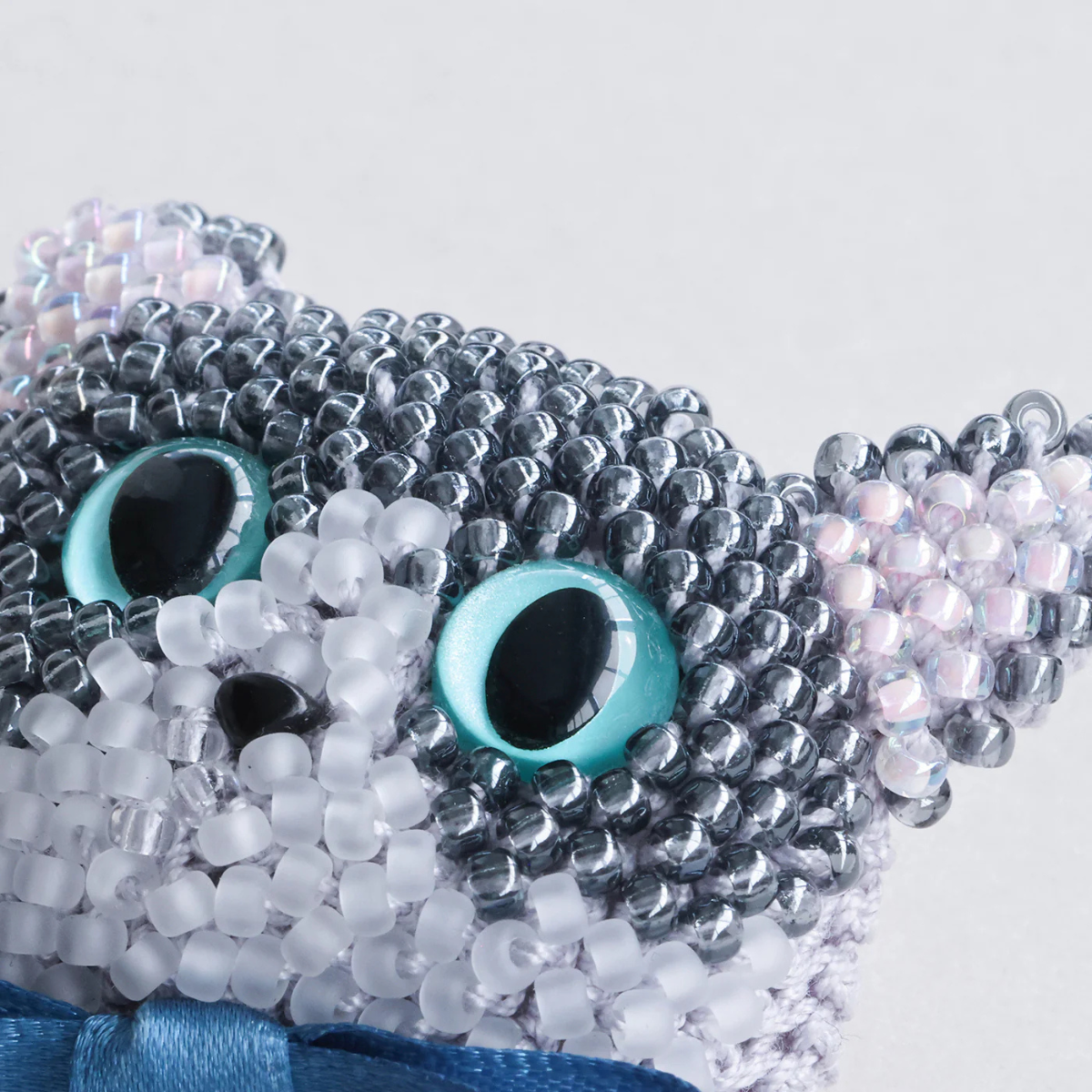 クロッシェキット ビーズ編みの猫ブローチ（ハチワレ）/ MIYUKI