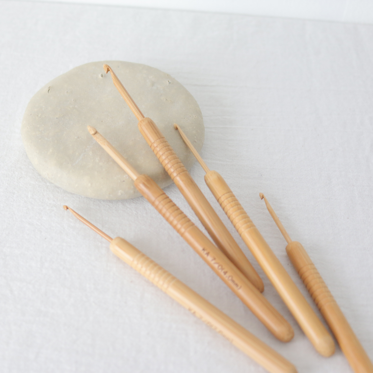 Seeknit Umber 柄付 竹片かぎ針セット – Craftie Home (クラフティホーム)
