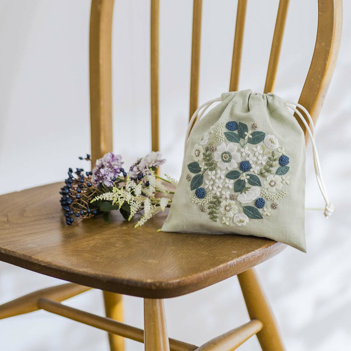 yulaのこころ躍る草花刺繍 （可憐なフラワーサークル）巾着キット / COSMO – Craftie Home (クラフティホーム)