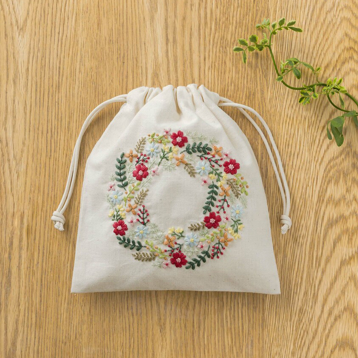 yulaのこころ躍る草花刺繍 （小花のリース）巾着キット / COSMO