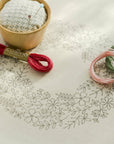 yulaのこころ躍る草花刺繍 (小花のリース)巾着キット / COSMO