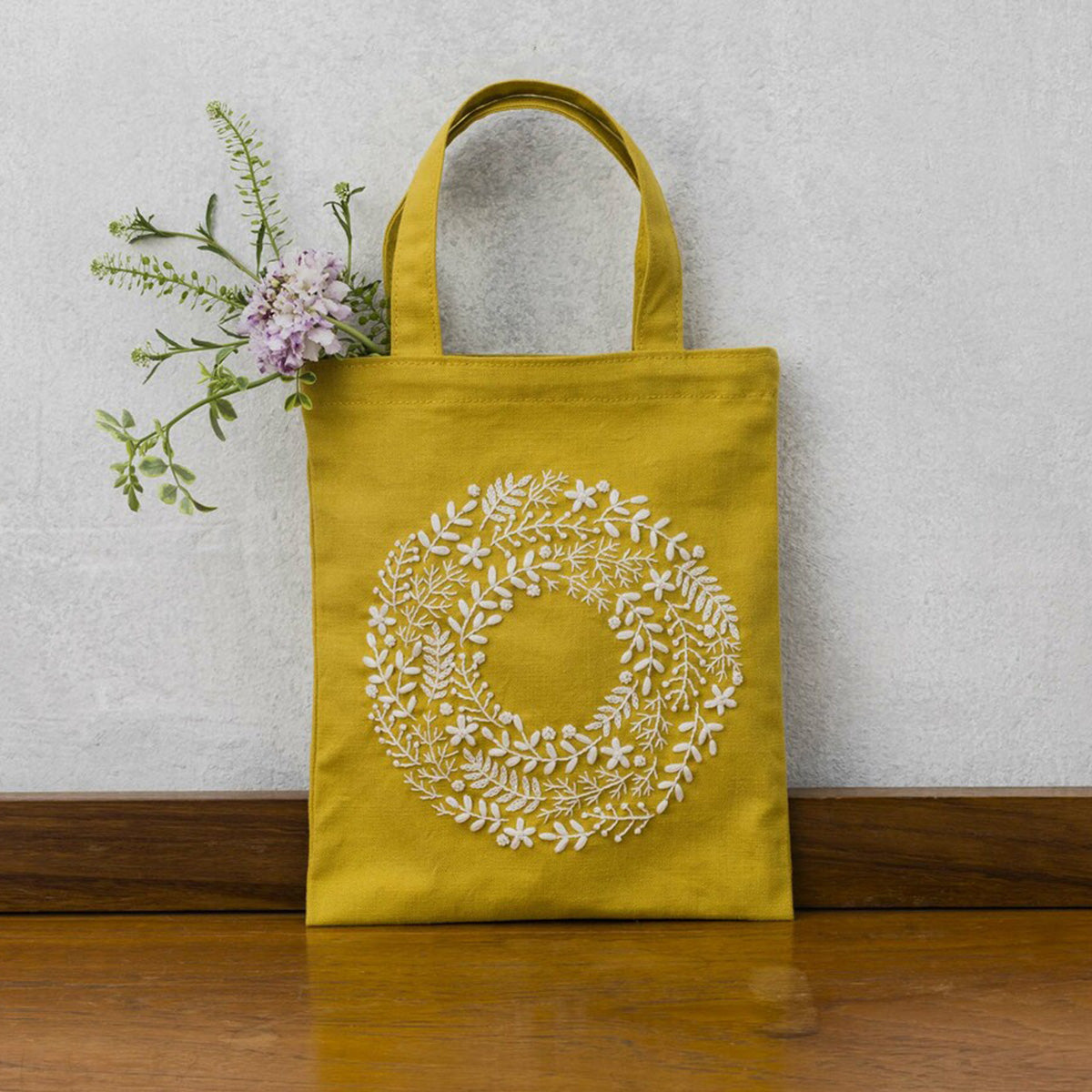 yulaのこころ躍る草花刺繍 （陽だまりのリース）トートバックキット/ COSMO – Craftie Home (クラフティホーム)