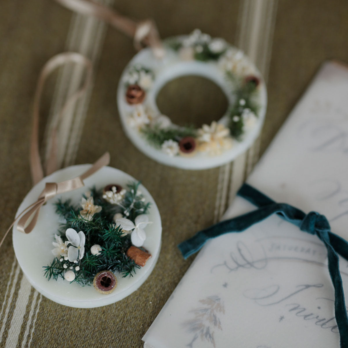 クリスマス飾りのアロマワックスサシェ：スノーホワイトの輝き