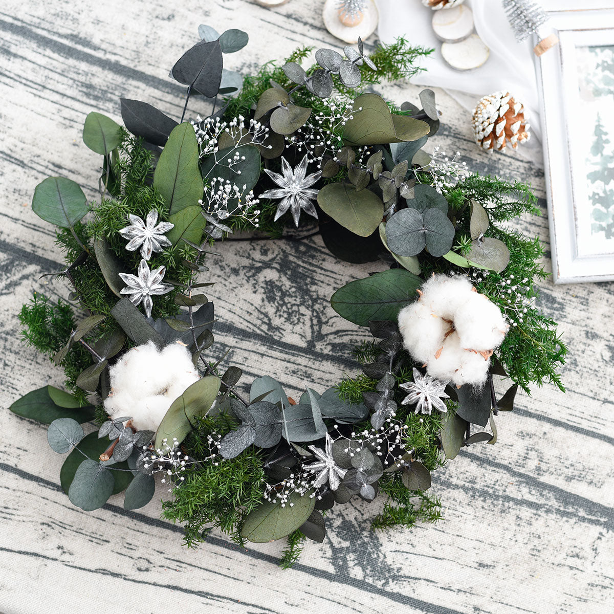 森の贈りもの ユーカリとヒムロスギのリース：スノーホワイト