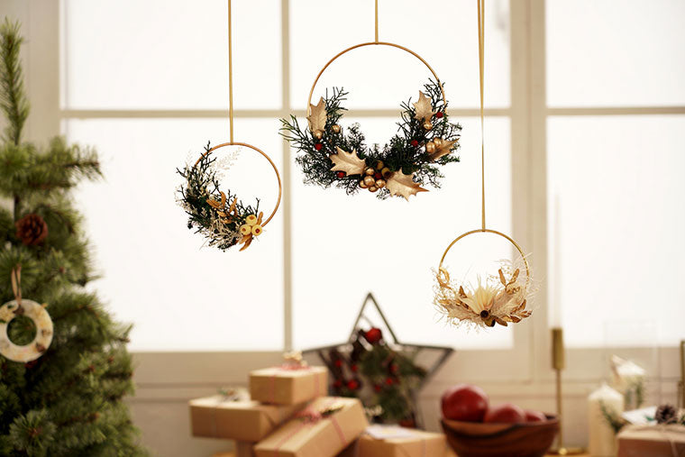 ゴールドフープのクリスマスリースと紙刺繍のオーナメントカードの作り方