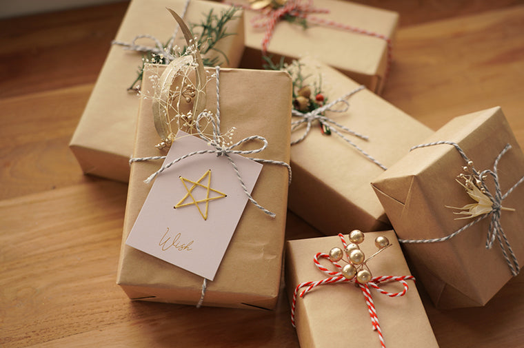 リースづくりで余った花材を上手に活かす　クリスマスラッピングのおしゃれアイデア