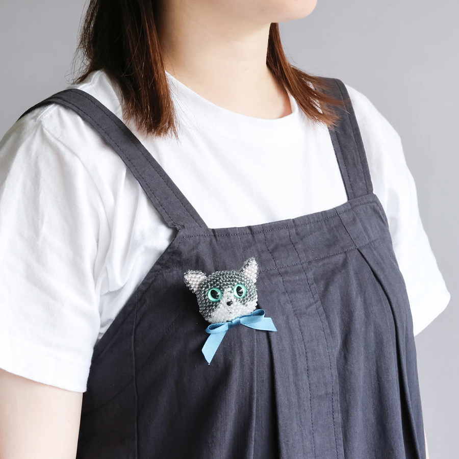 クロッシェキット ビーズ編みの猫ブローチ（ハチワレ）/  MIYUKI FACTORY