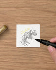Lakitステッカーに植物イラストを描く手元