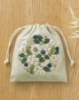 yulaのこころ躍る草花刺繍 （可憐なフラワーサークル）巾着キット /  COSMO
