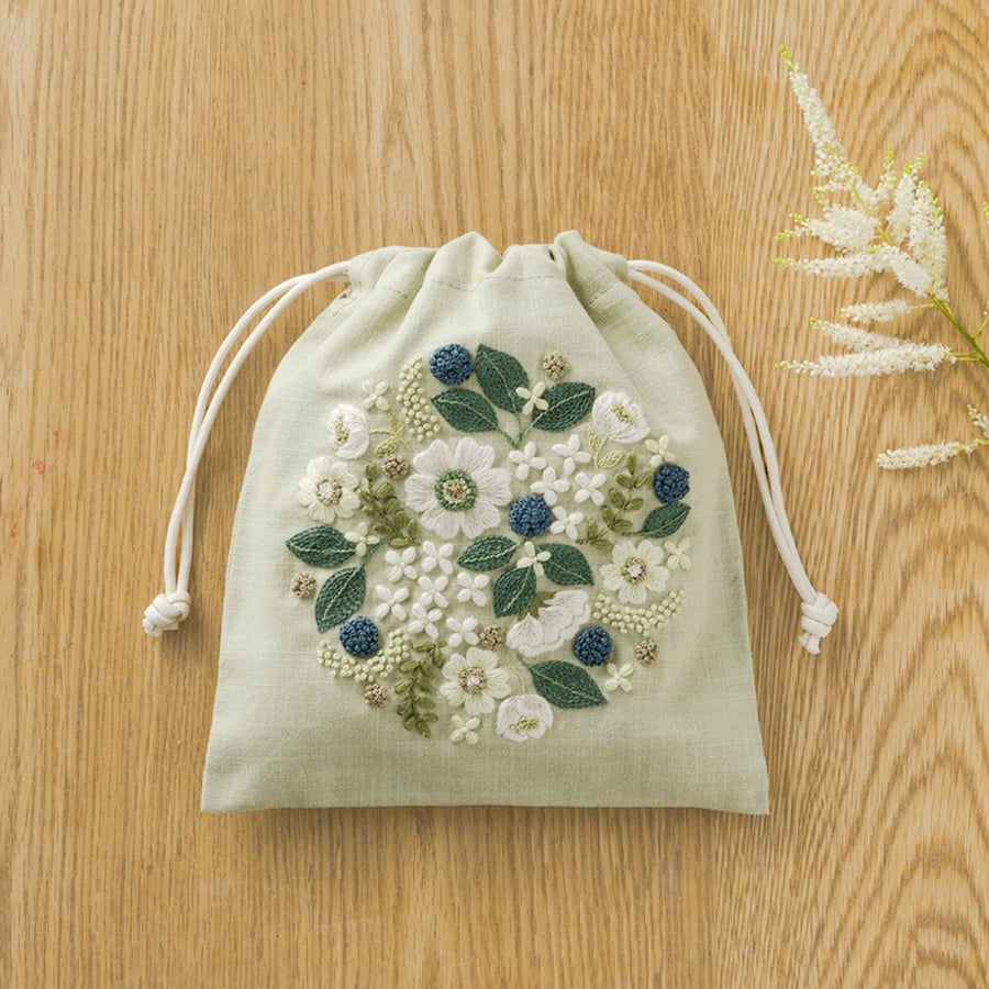 yulaのこころ躍る草花刺繍 （可憐なフラワーサークル）巾着キット /  COSMO