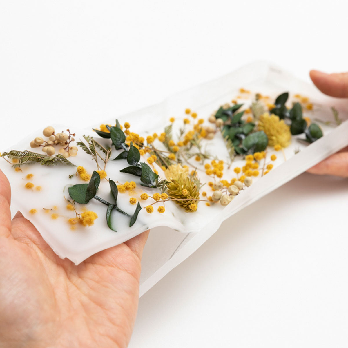 キャンドル作り初心者が作ったミモザのキャンドルや薬瓶型のキャンドルです。 ミモザのボタニカルキャンドルの作り方【 Mimosa Candle