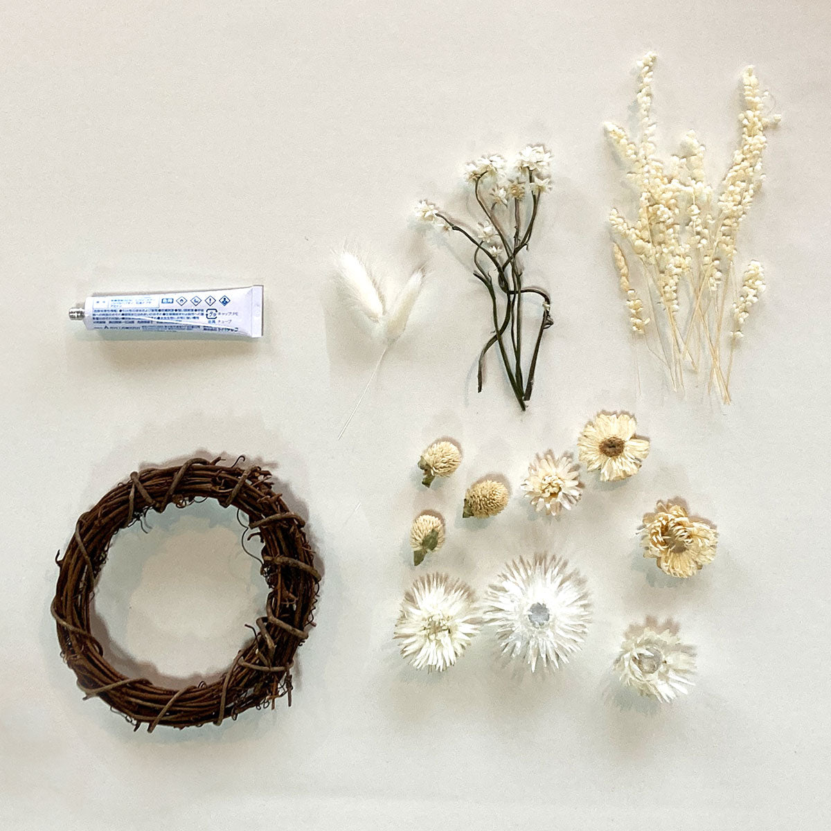 ホワイトのお花のミニリース