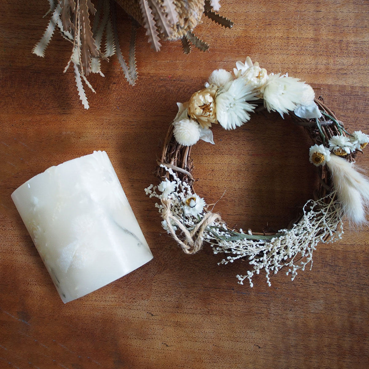 ホワイトのお花のミニリース